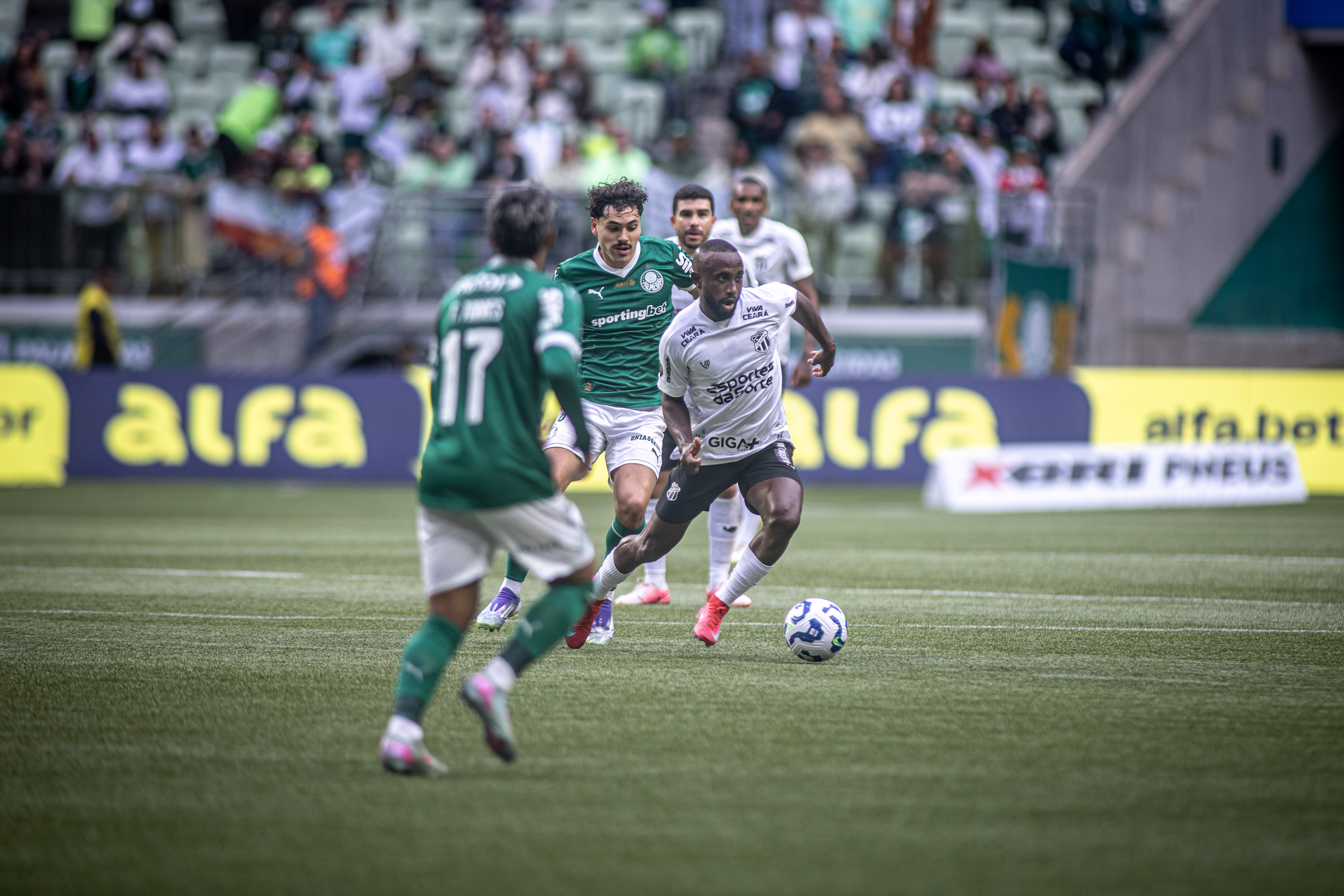 Ceará perde de virada para o Palmeiras e vê distância para o G6 aumentar na Série A