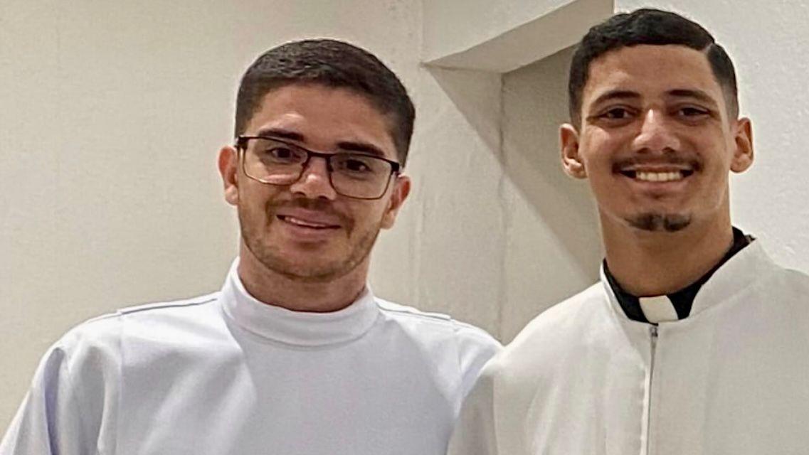 Foto: Reprodução das Redes Sociais (Melki Ferraz e Denisson Santos se conheceram enquanto estudavam no seminário)