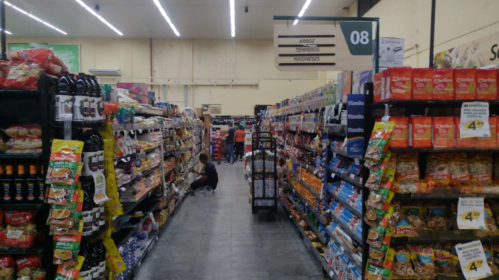 Venda de medicamentos em supermercados gera debate e opõe interesses