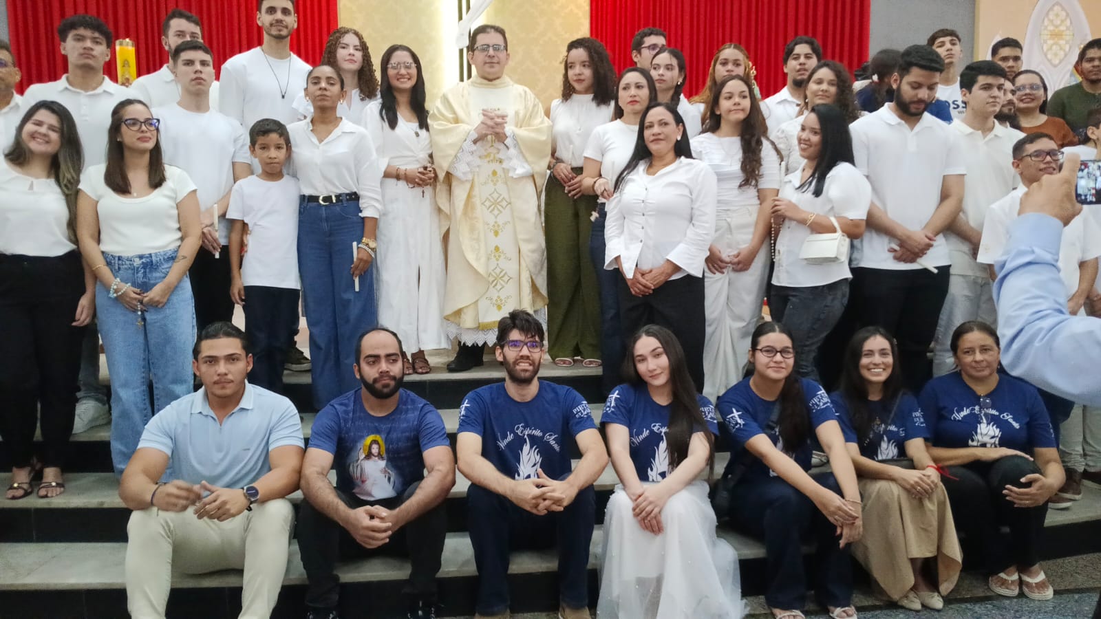 Foto: Thesco Duarte (Pe Paulo Henrique com os Jovens da Primeira Eucaristia e os catequista da Paróquia de Nossa Senhora de Nazaré)