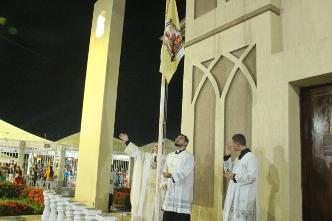 Foto: Pascom Araturi (Hasteamento da bandeira de São José Operário, Araturi em 2026) 