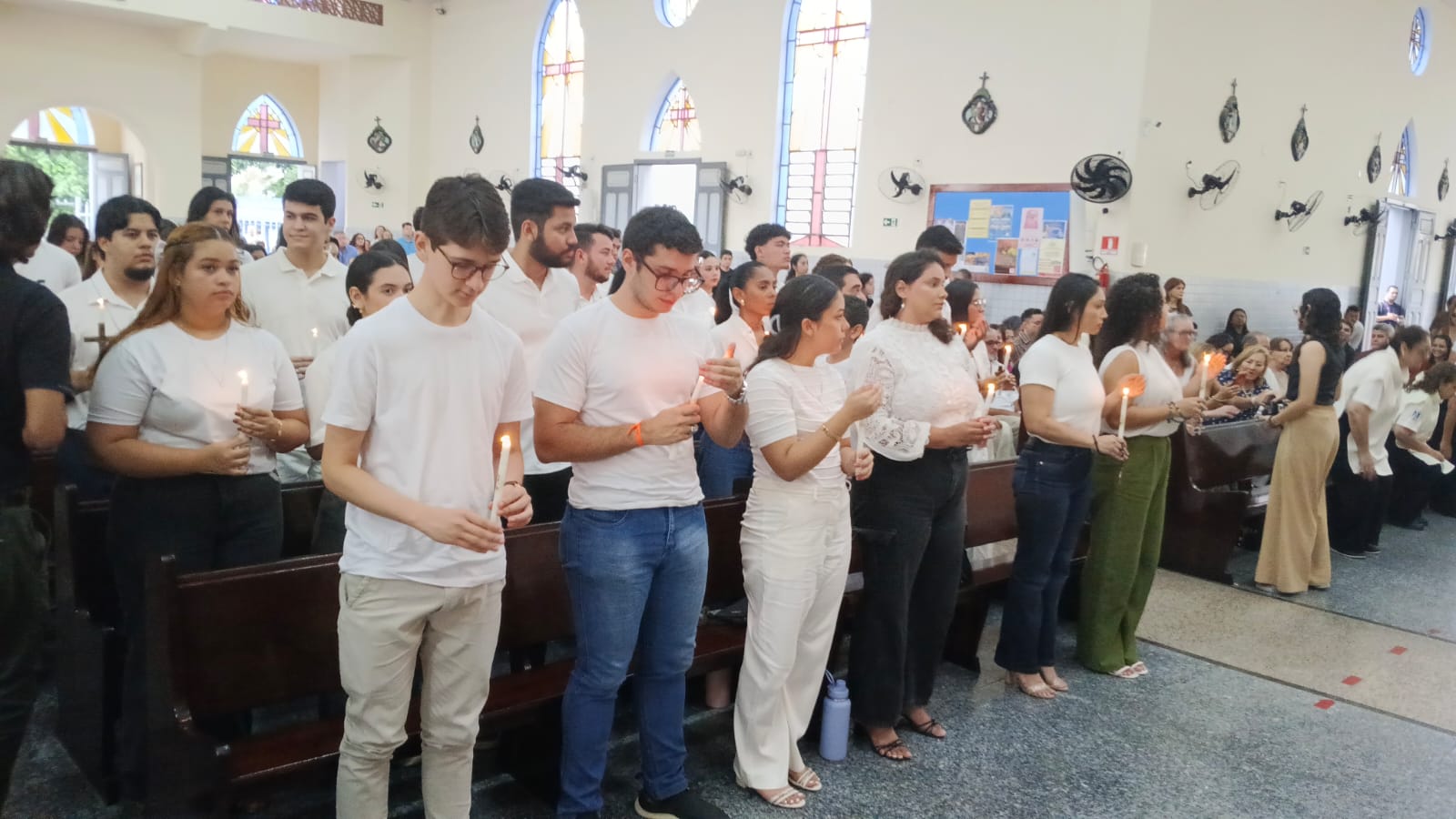 Foto: Thesco Duarte (Momento em que os crismandos renovaram na celebração da Primeira Eucaristia as Promessas do Batismo)