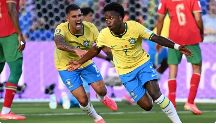 Foto: Jewel SAMAD / AFP (Vini Jr comemora com Bruno Guimarães o gol do Brasil)
