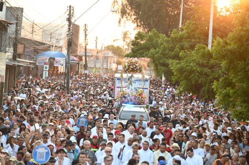 23ª Caminhada com Maria reúne milhares de fiéis pelas ruas de Fortaleza
