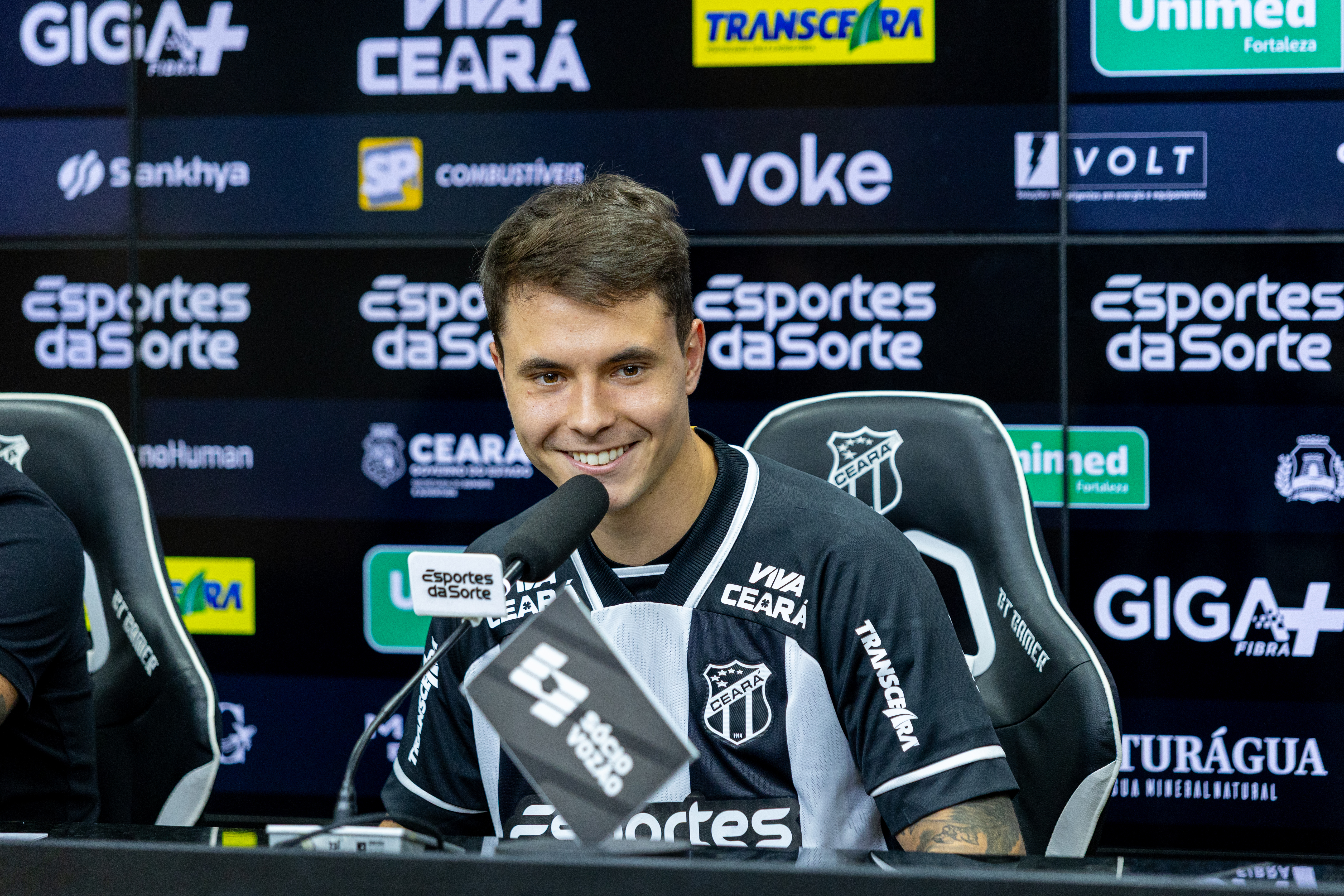 Ceará apresenta volante Vinicius Zanocelo, novo reforço para a sequência da temporada